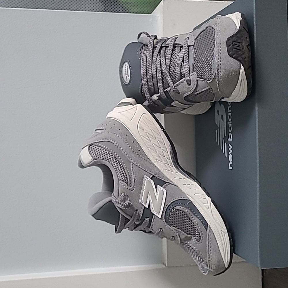 NEW BALANCE SNEAKERS